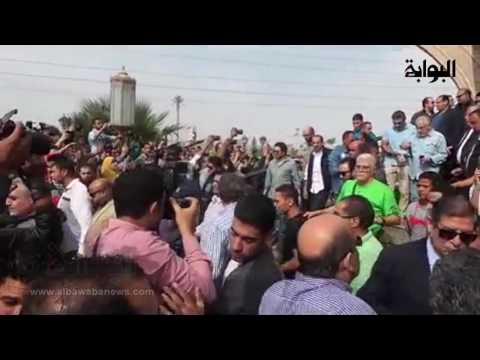 الفنان طارق النهرى ينفعل على الصحفيين بجنازة الساحر