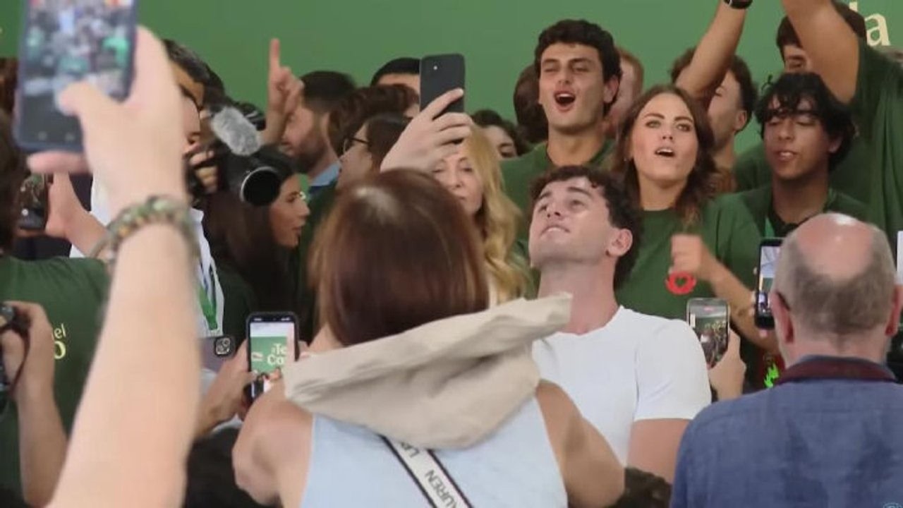 Meloni canta 'A mano a mano' di Rino Gaetano con i giovani di FdI sul palco di Fenix