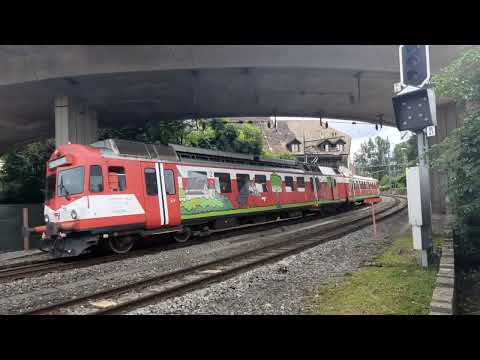 Zug der CJ fährt in Richtung Bonfol JU/Ausfahrt Bahnhof Porrentruy JU