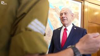 ראש הממשלה נתניהו נפגש עם לוחם חטיבת החשמונאים שחיסל את המחבלים בפיגוע בירושלים (עדכוני משרד ראש הממשלה) - התמונה מוצגת ישירות מתוך אתר האינטרנט יוטיוב. זכויות היוצרים בתמונה שייכות ליוצרה. קישור קרדיט למקור התוכן נמצא בתוך דף הסרטון