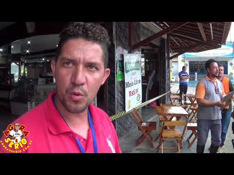 Márcio Fiscal de Juquitiba explica o lacre no Bar e Restaurante Café Do Nino