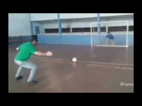 goleiro leva bolada na cara e morre com 700 tiros