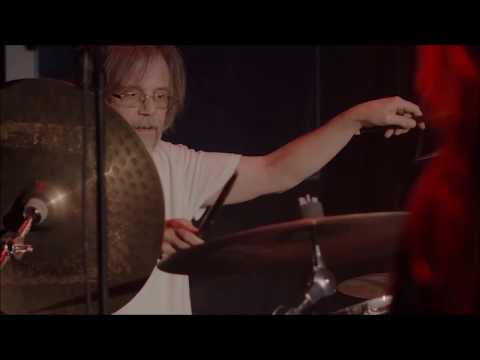 Deca iz vode i Žika Todorović - "Zemlja" (EKV) live @MKC Skopje