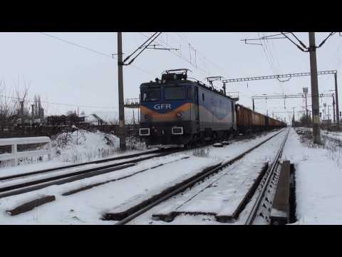 Tren de marfa GFR cu busteni intra in statia Suceava cu 40-0428-5 - 12.02.2017