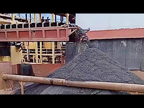 The process of loading 3000 tons of sand onto the barge