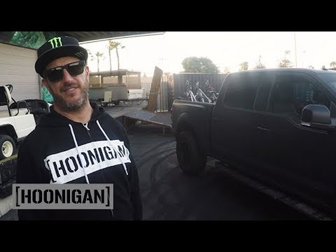 Ken Block desgasta los neumáticos de su nuevo F-150 Raptor 2017 