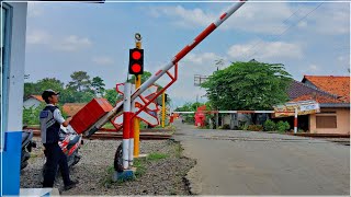 Download lagu UNIQUE & CREATIVE SIREN‼️ Manual Railroad Crossing Gate JPL 270 Bulakelor, Brebes mp3