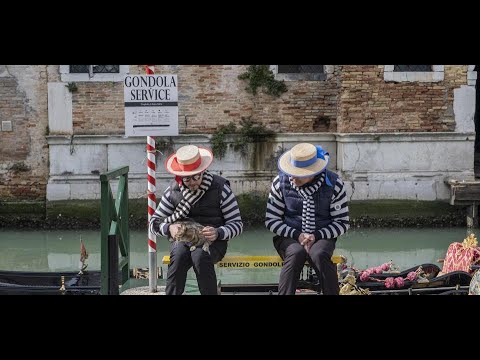 Pictures from Venice: When the gondoliers wear mourning - because of the coronavirus