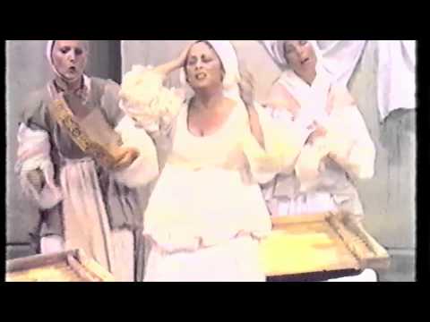 Isa Danieli ne"La Gatta Cenerentola" Scena della tarantata.