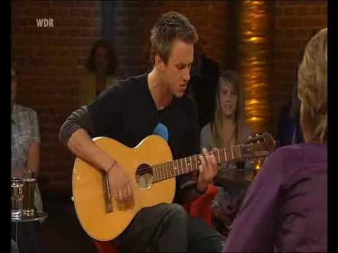 Clueso spielt Barfuss beim Kölner Treff