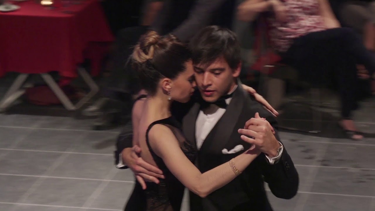 Brenno Marqués y Eva Icikson bailan un valsecito en la Capilla Altena