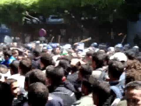 طلبة غاضبون لمطالبهم واقفون و نظام متعفن حب من حب وكره من كره