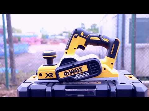 Аккумуляторный рубанок DeWALT DCP580P2: мощность и надежность.