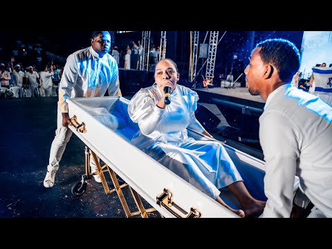 Estefany Santana Sale del Ataúd en Pleno Evento // Soplo De Dios 2023 //