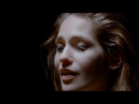 Lola Kirke Premieres "Sexy Song" New Track and Music Video