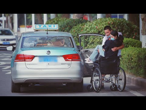 當乘坐輪椅的女生獨自打車，司機師傅們的一言一行讓人淚目