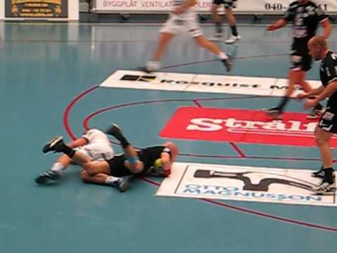 Johan G fightas och återtar en nästan tappad boll mot Guif