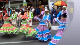 En el festival de teatro , Jovenes bailando Cumbia soledeña