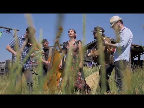 I Draw Slow // "Same Old Dress Will Do" (Live from the Back Pasture)