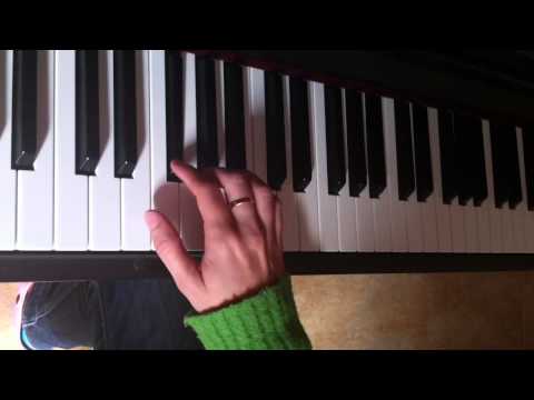 Tocar la escala de MI menor con el piano