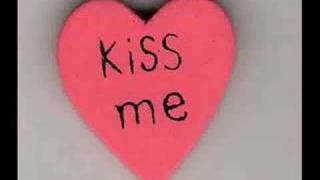 Avril Lavigne - Kiss Me!