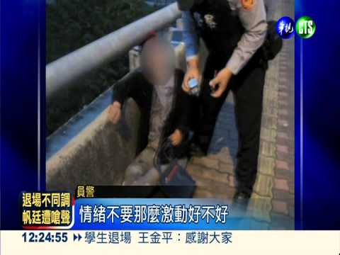 中風婦躺馬路大哭 警熱心送醫