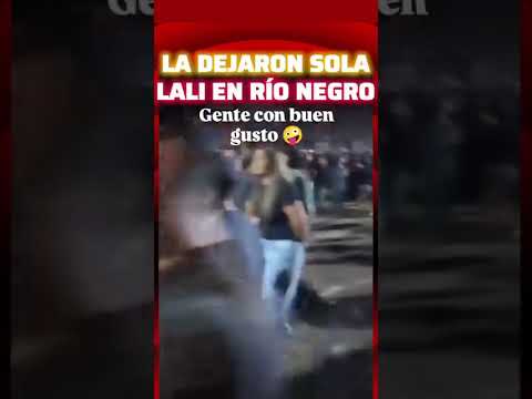 La dejaron cantando sola