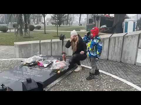 Jelena Jevremović sa sinom održala pomen ocu Mikiju