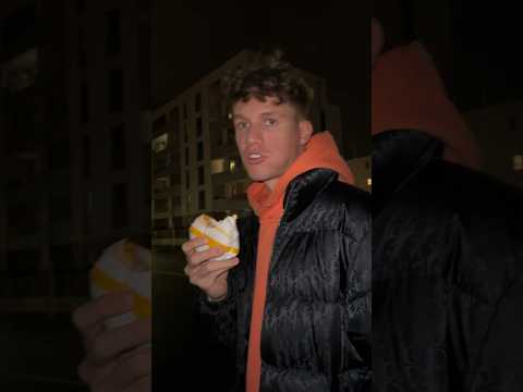 Burger mit VERPACKUNG essen 🤢🍔