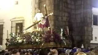 El Santísimo Cristo de las Tres Caídas a su paso por el Arco de Trajano de Mérida.
