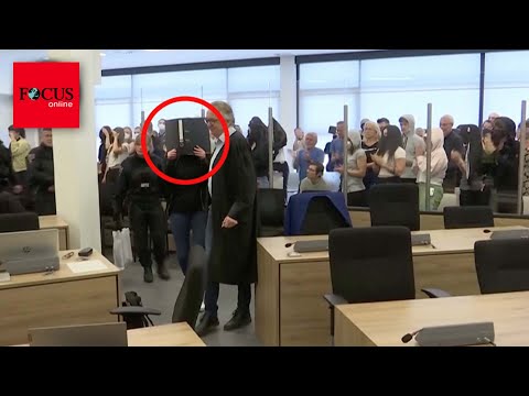 Als Linksextremistin Lina E. vor Gericht erscheint, tobt der Saal