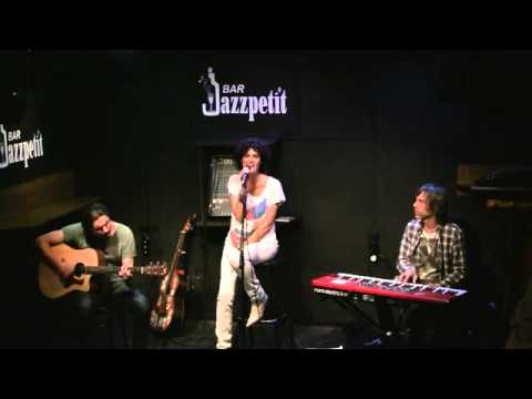 YOLANDA YONE  Debajo de tu piel