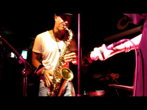 Solo de Benjamin Petit au saxophone, extrait de la jam vocale du Cavern Club le 1 juin 2011...