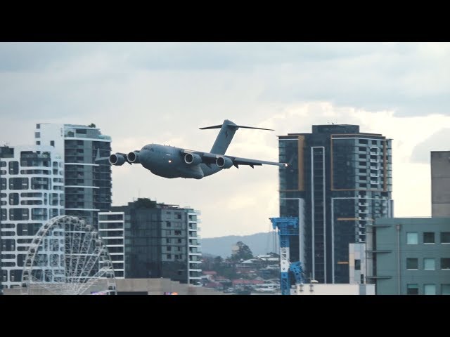 本当に怖い超低空飛行。ボーイングC-17が高層ビルすれすれを飛行。周辺にいた人々は大びっくり(オーストラリア)