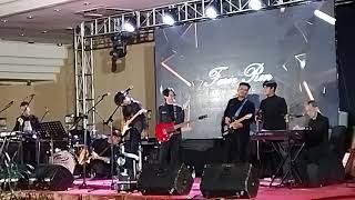 Download lagu Simphony [Chrisye] , Nyanyian Malam,  Melangkah Kesebrang Fariz Rm Konser Malam Tahun Baru 2024 mp3