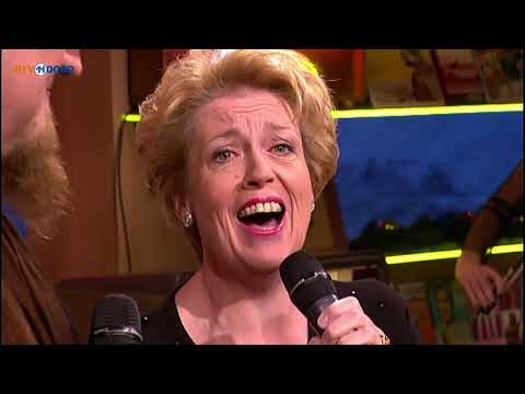 Wia Buze en Edwin Jongedijk zingen Ede Staal tijdens Alle 50 Goud