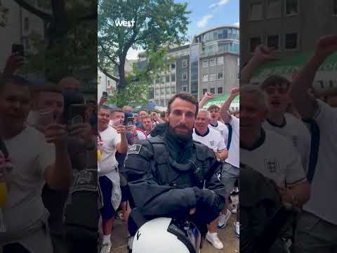 Video Thumbnail: Southgate-Doppelgänger? Englische Fans feiern deutschen Polizisten 👮 #em2024 #shorts