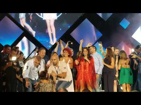 اليسا تتأثر أثناء غناء الى كل الي بحبوني مع اصدقائها بيروت 2018