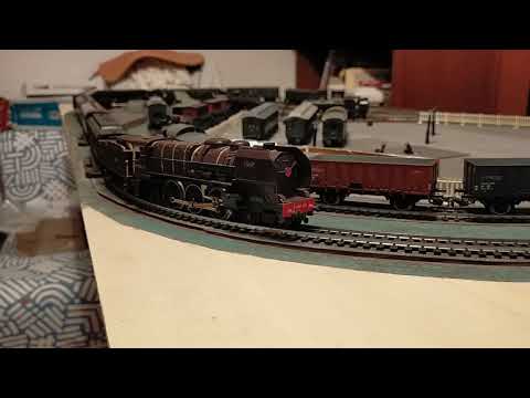 Jouef HO 231C60 "saucisson" motor 4-6-2 with a French passenger train.