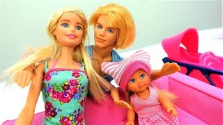 Poupées Barbie et Ken en français pour enfants. Evi prends le bain