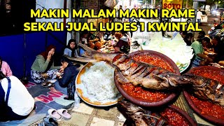 Download lagu WILLING TO QUEUE FOR 1 HOUR FOR ROAD SIDE CATFISH PECEL, THE CHILI SAMBAL MAKES YOUR STOMACH HOT!! mp3