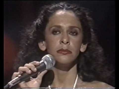 Gal Costa em bela interpretação de "Força Estranha"