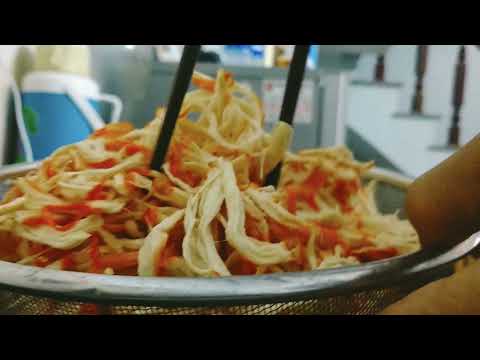 BÁNH MỲ GÀ XÉ - Bí quyết làm gà xé để cả tháng vẫn thơm ngon