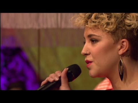 Paulien zingt een prachtige versie van 'You're The One That I Want' | Manneke Paul | VTM