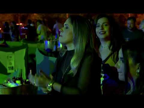 舞蹈演員被關在盒子裡，音樂會回到里約。 (Dancers boxed off as concerts return to Rio)