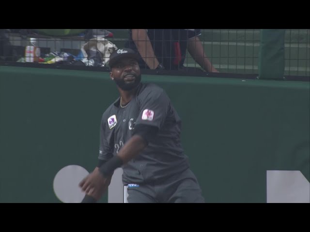 【4回裏】守備で魅せる!! マリーンズ・ポランコ フェンスを恐れぬジャンピングキャッチ!!  2024年7月5日 埼玉西武ライオンズ 対 千葉ロッテマリーンズ