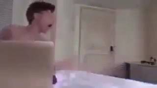 Mama ve a hijo jalandose él ganso 🐧