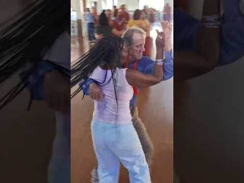 no Valdir Trentin clube do Vovô em Chopinzinho no Paraná.Brasil #shotrs #baile #dancarinos #dança .