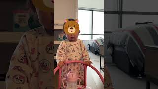 何か訴えている?#shorts # #海外在住ママ#1歳児 #赤ちゃんのいる生活 #おしゃべり