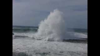 preview picture of video 'Ola gigante en Bajamar (a cámara lenta) | 10-10-10'